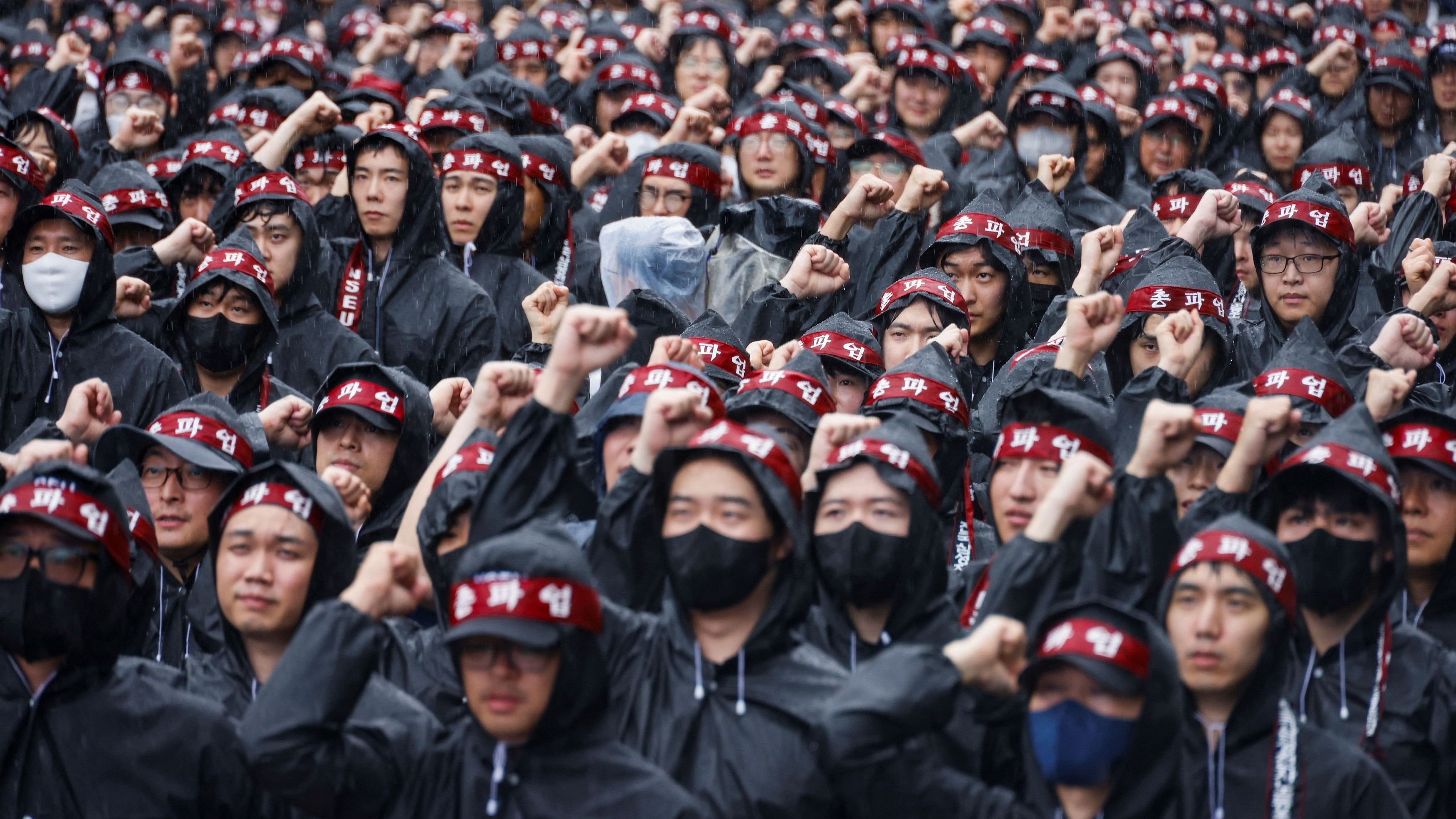 <div class="paragraphs"><p>Samsung workers protest in South Korea.</p></div>